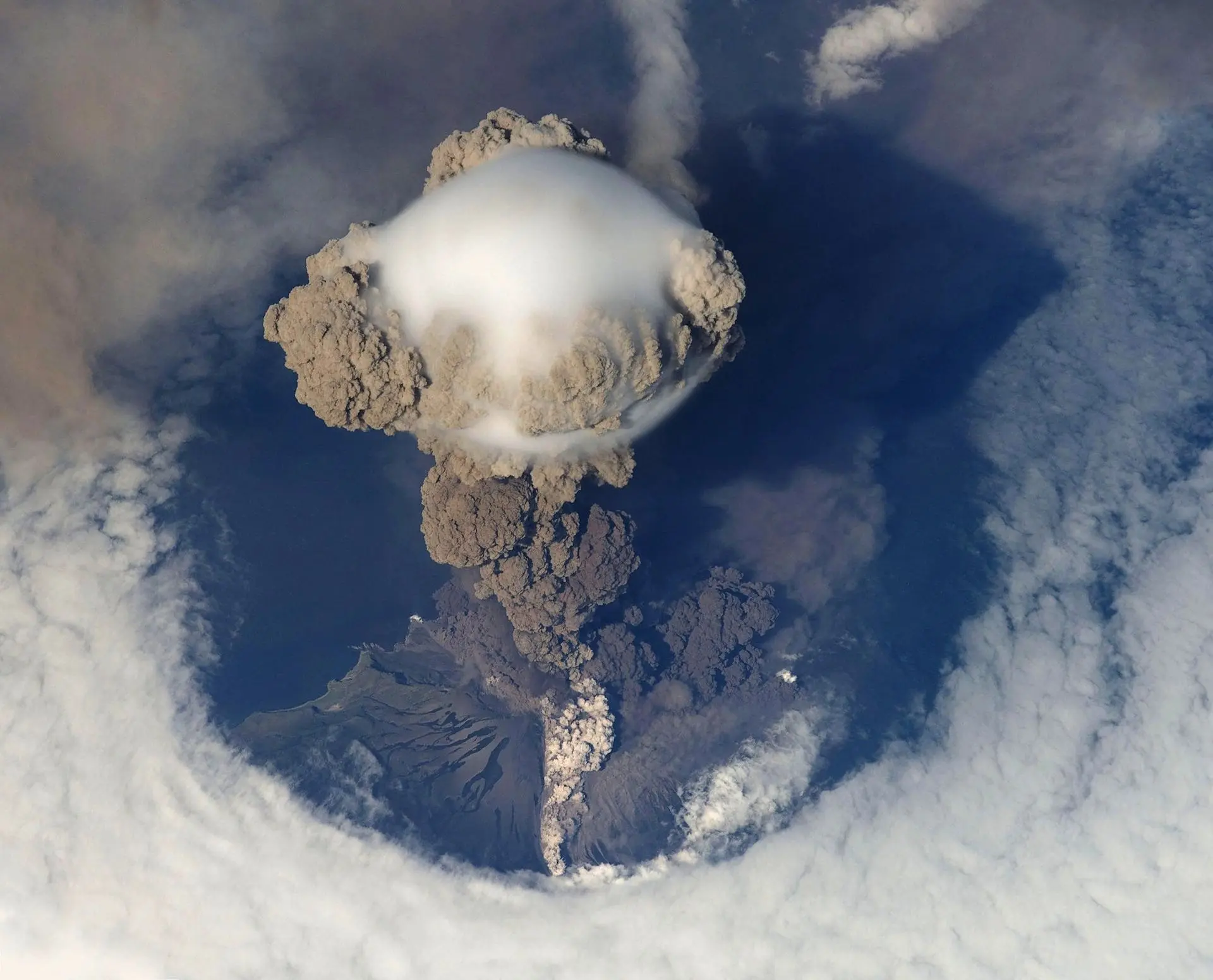 Tarihi Olay! Dünya Genelinde 19 Yanardağın Eş Zamanlı Patlaması!